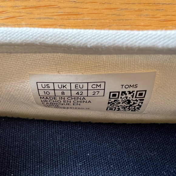 Toms White Canvas Slip Ons. Size-10. Comes with Dust bag.  Worn 2 or 3 times. - Picture 13 of 15